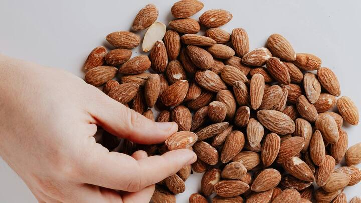 Almond Benefits for Women : बदामामध्ये व्हिटॅमिन ई, कॅल्शियम, चरबी आणि वनस्पती प्रथिने आणि पोषक तत्वे भरपूर असतात.जे स्त्रियांच्या आरोग्यासाठी फायदेशीर ठरते .