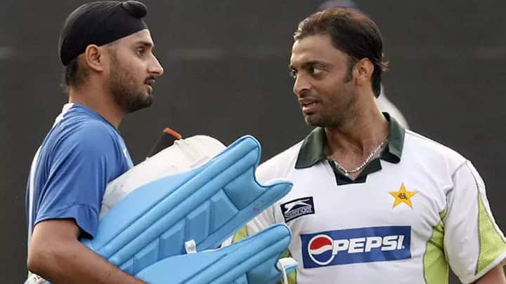 shoaib akhtar and harbhajan singh funny banter video viral on social media sports news Watch: फिर आमने-सामने हुए शोएब अख्तर और हरभजन सिंह, पाकिस्तानी गेंदबाज ने कहा- स्पिनर हमें बातें सुनाएगा?