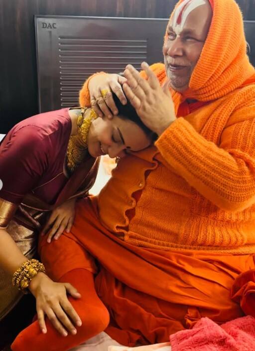 सोशल मीडिया पर उनकी ये तस्वीरें खूब वायरल हो रही हैं.