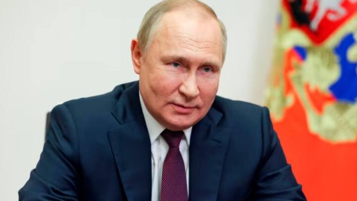 এর মধ্যে, ‘ফ্লাইং ক্রেমলিন’ নামে পুতিনের একটি বিমান রয়েছে। রয়েছে প্রমোদতরী, বহুমূল্য ঘড়ি, যাক মধ্যে একটি প্যাটেক ফিলিপি ঘড়িও রয়েছে, যার দাম ৬০,০০০ ডলার। —ফাইল চিত্র।