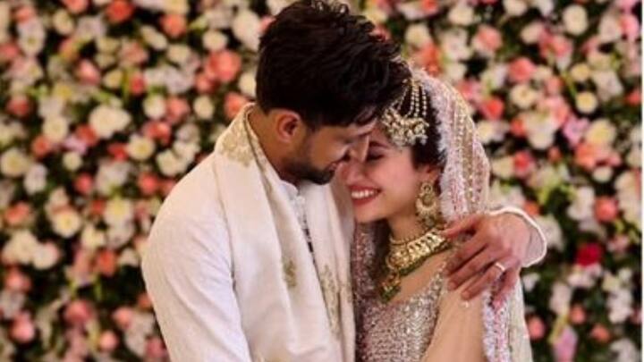 পাক সংবাদমাধ্যমের দাবি, বিবাহিত থাকাকালীন শোয়েব বার বার একাধিক সম্পর্কে লিপ্ত হওয়ায়, একটা সময় পর বিশ্বাস হারিয়ে ফেলেন সানিয়া। বার বার সুযোগ পেয়েও নিজেকে শোধরাননি শোয়েব। তাতেই তাঁকে ছেড়ে বেরিয়ে আসার সিদ্ধান্ত নেন। -ফাইল চিত্র।