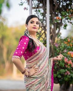 Anchor Sreemukhi : రెట్రో లుక్​లో శ్రీముఖి.. కళ్లకు అద్దాలు పెట్టుకుని అదిరే ఫోజులిచ్చిన యాంకర్