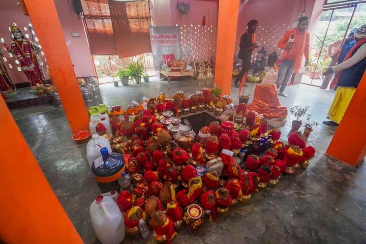 रामलला के प्राण-प्रतिष्ठा कार्यक्रम में पुरुष धोती, गमछा, कुर्ता-पजामा और महिलाएं सलवार सूट या साड़ी में जा सकती हैं.
