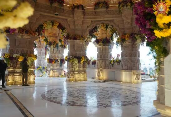ਰਾਮ ਮੰਦਿਰ 'ਚ ਐਂਟਰੀ ਕਰਨ ਵੇਲੇ ਤੁਹਾਨੂੰ ਆਪਣੇ ਇਲੈਕਟ੍ਰਾਨਿਕ ਯੰਤਰ ਅੰਦਰ ਲਿਜਾਣ ਦੀ ਇਜਾਜ਼ਤ ਨਹੀਂ ਹੋਵੇਗੀ। ਇਨ੍ਹਾਂ ਗੈਜੇਟਸ ਵਿੱਚ ਮੋਬਾਈਲ, ਈਅਰ ਫ਼ੋਨ, ਰਿਮੋਟ ਦੀਆਂ ਚਾਬੀਆਂ ਅਤੇ ਹੋਰ ਚੀਜ਼ਾਂ ਸ਼ਾਮਲ ਹਨ। ਇਸ ਤੋਂ ਇਲਾਵਾ ਤੁਸੀਂ ਪਰਸ ਜਾਂ ਕੋਈ ਹੋਰ ਬੈਗ ਅੰਦਰ ਨਹੀਂ ਲੈ ਜਾ ਸਕੋਗੇ।