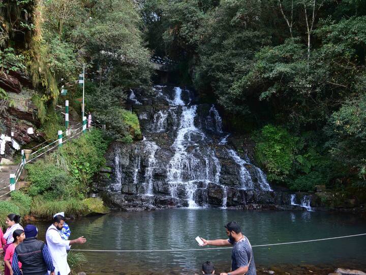 Elephant Falls: Located near Shillong, this three-tiered waterfall is surrounded by dense greenery, that looks magical during the evening when it is lit up. In addition to this, you can also visit the neighboring Mawsmai Village and socialise with the Khasi people. (Image Source: Getty)