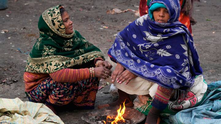 देशभर में सर्दी का सितम जारी है. कुछ जगहों पर स्कूलों की टाइमिंग में बदलाव किया गया है. सर्दी से बचने के लिए लोग आग और हीटर का सहारा ले रहे हैं.