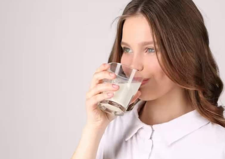 Know at which time drinking milk at night or in the morning will benefit  Drink Milk: રાત્રે કે સવારે જાણો ક્યાં સમયે દૂધ પીવાથી શરીરને થાય છે ફાયદા ?