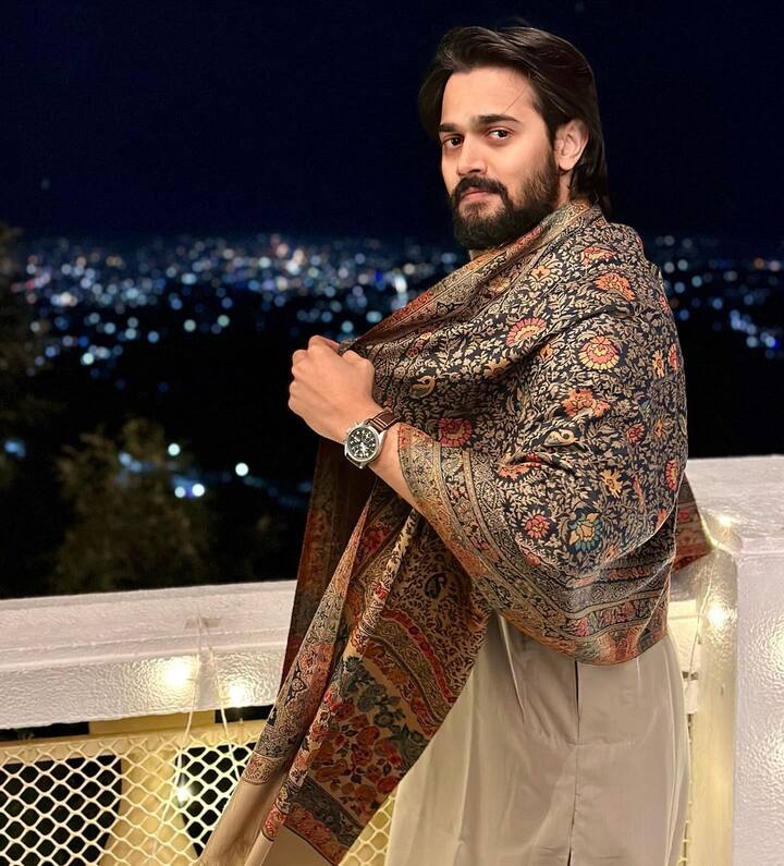 भुवन बाम का जन्म 22 जनवरी को गुजरात के वडोदरा में शहर में हुआ था. लेकिन उनका बचपन दिल्ली में बीता. वहीं से एक्टर ने अपनी पढ़ाई भी पूरी की. आपको जानकर हैरानी होगी कि भुवन कॉमेडी या एक्टिंग नहीं बल्कि सिंगिंग की दुनिया में अपना करियर बनाना चाहते थे.