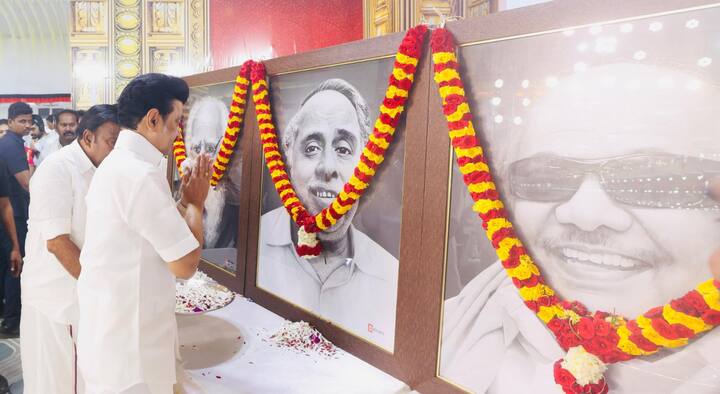 சேலத்தில் நடைபெற்ற திமுக இளைஞரணி மாநாட்டில் பங்கேற்ற முதலமைச்சர் மு.க.ஸ்டாலின் பெரியார், அண்ணா, கருணாநிதி புகைப்படங்களுக்கு மரியாதை செலுத்தினார்