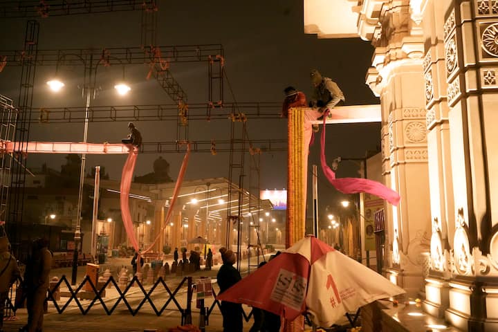 राम मंदिर में एंट्री करते समय आपको अपने इलेक्ट्रॉनिक गैजेट्स अंदर ले जाने की इजाजत नहीं होगी. इन गैजेट्स में मोबाइल, ईयर फोन, रिमोट वाली चाबी और अन्य चीजें शामिल हैं. इसके अलावा पर्स या अन्य कोई बैग भी अंदर नहीं ले जा सकेंगे.