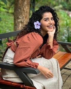 Anupama Parameswaran Photos : ”அழகூரில் பூத்தவளே..” நடிகை அனுபமா பரமேஸ்வரனின் அழகிய புகைப்படங்கள்..!