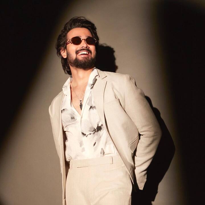 'बीबी की वाइंस' के जरिए घर-घर में छाने वाले यूट्यूब के बेताज बादशाह भुवन बाम आज एक्टिंग की दुनिया में भी अपनी दमदार पहचान बना चुके हैं. लेकिन बहुत कम लोग जानते हैं कि उनका ये सफर आसान नहीं बल्कि काफी संघर्षों भरा रहा है. आज हम आपको एक्टर की जिंदगी के की वो बातें बताने वाले हैं. जो आपने शायद ही पहले कभी सुनी होगी.