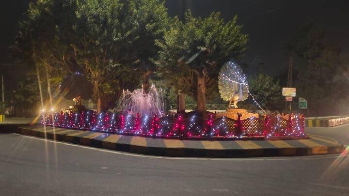 शहर के सभी मंदिरों में देवस्थान विभाग द्वारा विशेष सजावट, भजन-कीर्तन और प्रसादी वितरण का कार्यक्रम रखा गया है. लोग कल अपने घर में दीपक जलाने के लिए बाजार से दीए खरीद रहे हैं.