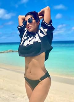 Sophie Choudry Photo: દરિયા કિનારે બિકીનીમાં કહેર વર્તાવી રહી છે સોફી ચૌધરી