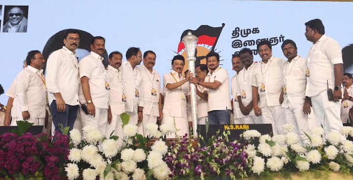 இளைஞரணி மாநாட்டில் கலந்து கொண்ட முதலமைச்சர் மு.க.ஸ்டாலினுக்கு செங்கோல் பரிசாக வழங்கினார் அமைச்சரும், திமுக இளைஞரணி செயலாளருமான உதயநிதி ஸ்டாலின்