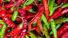 green and red chilies : हिरवी की लाल; कोणती मिरची जेवणात वापरावी?