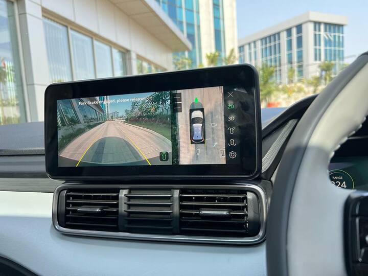 पंच ईवी पहली टाटा एसयूवी है जिसमें फ्रंट में चार्जिंग फ्लैप के साथ-साथ एक एक्स्ट्रा फ्रंक मिलता है, जिसका मतलब है कि फ्रंट में 14 लीटर का एक्स्ट्रा स्टोरेज स्पेस है.