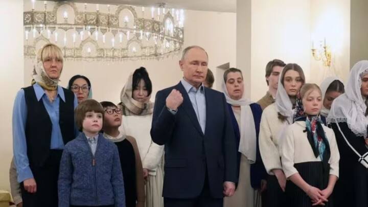 আমেরিকার বিরোধিতা করা থেকে ইউক্রেনের বিরুদ্ধে যুদ্ধ ঘোষণা, পদে পদে সকলকে চমকে দেন পুতিন। একই সঙ্গে নিজের চারপাশে রহস্য জিইয়ে রাখেন তিনি। যে কারণে উদ্ভট, আজগুবি দাবিও নানা সময় সামনে আসে তাঁকে নিয়ে। —ফাইল চিত্র।