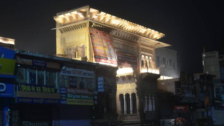 जिला प्रशासन, जनप्रतिनिधियों और सामाजिक संगठनों द्वारा रामलला के प्राण-प्रतिष्ठा कार्यक्रम के तहत विशेष साज-सज्जा के साथ भव्य रूप से आयोजन करने का फैसला लिया गया है.