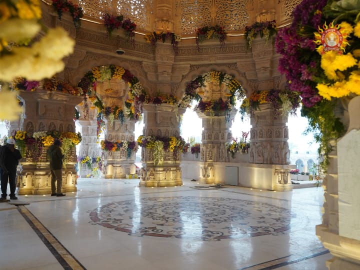 इसके अलावा राम मंदिर आने वाले मेहमानों को 22 जनवरी सुबह 11 बजे से पहले एंट्री लेनी होगी. सुरक्षा के लिहाज से अगर कोई सुरक्षाकर्मी साथ आया है तो उसे भी बाहर ही रहना होगा.