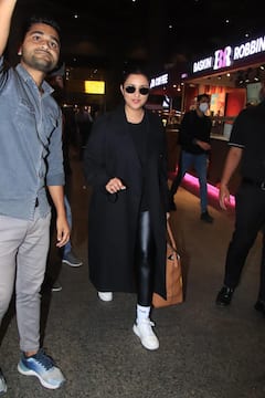 Parineeti Chopra Airport Look: कभी पैपराजी को दिए पोज..तो कभी फैंस के साथ ली सेल्फी, ऑल ब्लैक लुक में एयरपोर्ट पर स्पॉट हुईं परिणीति चोपड़ा