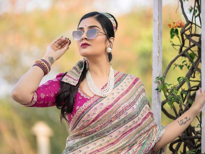 Sreemukhi Photos : రెట్రో లుక్​లో యాంకర్ శ్రీముఖి అదిరే ఫోటోషూట్ చేసింది. దానికి సంబంధించిన ఫోటోలను ఇన్​స్టాగ్రామ్​ వేదికగా షేర్ చేసింది.