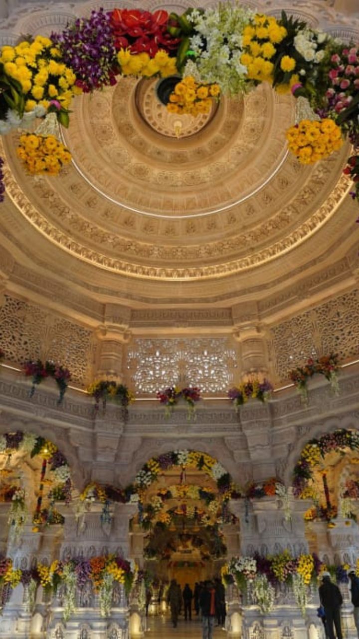 பளிங்கு கற்களால் ஆன தரை.