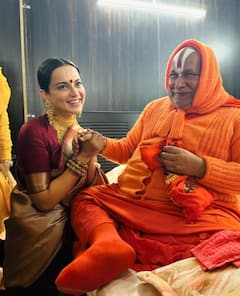 राम मंदिर प्राण प्रतिष्ठा से पहले अयोध्या के हनुमान गढ़ी पहुंचीं Kangana, लगाई झाड़ू, श्री रामभद्राचार्य जी का लिया आशीर्वाद