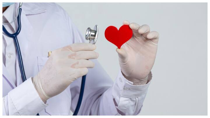 आजकल की व्यस्त लाइफस्टाइल और खराब खान-पान की आदतों के कारण हार्ट की बीमारियां तेजी से बढ़ रही हैं. फास्ट फूड, बाहर का खाना, मानसिक तनाव, कम नींद और शारीरिक श्रम की कमी जैसे कारणों से हृदय रोगों के मामले बहुत तेजी से बढ़ रहे हैं. जिन बीमारियों को पहले 60-70 की उम्र में देखा जाता था, आज वो 30-40 की उम्र में भी आम हो रही हैं