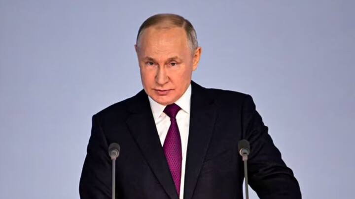 তবে পুরোটাই অনুমান, পুতিনের সম্পত্তি এর থেকে দ্বিগুণ বলেও দাবি করেন কেউ কেউ। ১৪০ কোটি ডলারের একটি প্রাসাদের পাশাপাশি পুতিন ৭০০ গাড়ি এবং ৫৮টি বিমানের মালিক বলেও শোনা যায়। —ফাইল চিত্র।