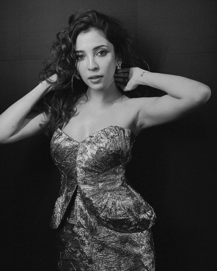 Barkha can be seen looking absolutely gorgeous in the pictures.