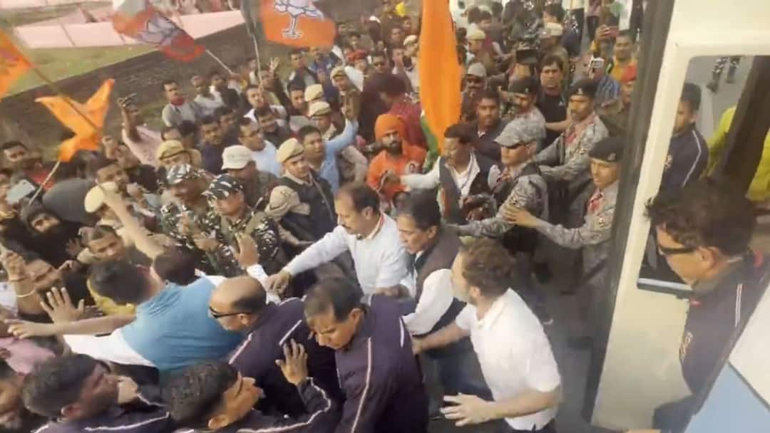 न्याय यात्रा में लगे 'जय श्री राम' और 'मोदी-मोदी' के नारे, राहुल गांधी बोले- बस रोकिए, जानें आगे क्या हुआ Rahul Gandhi moved inside bus by security personnel and party workers as Congress MP moved towards crowd of people holding BJP flags न्याय यात्रा में लगे 'जय श्री राम' और 'मोदी-मोदी' के नारे, राहुल गांधी बोले- बस रोकिए, जानें आगे क्या हुआ