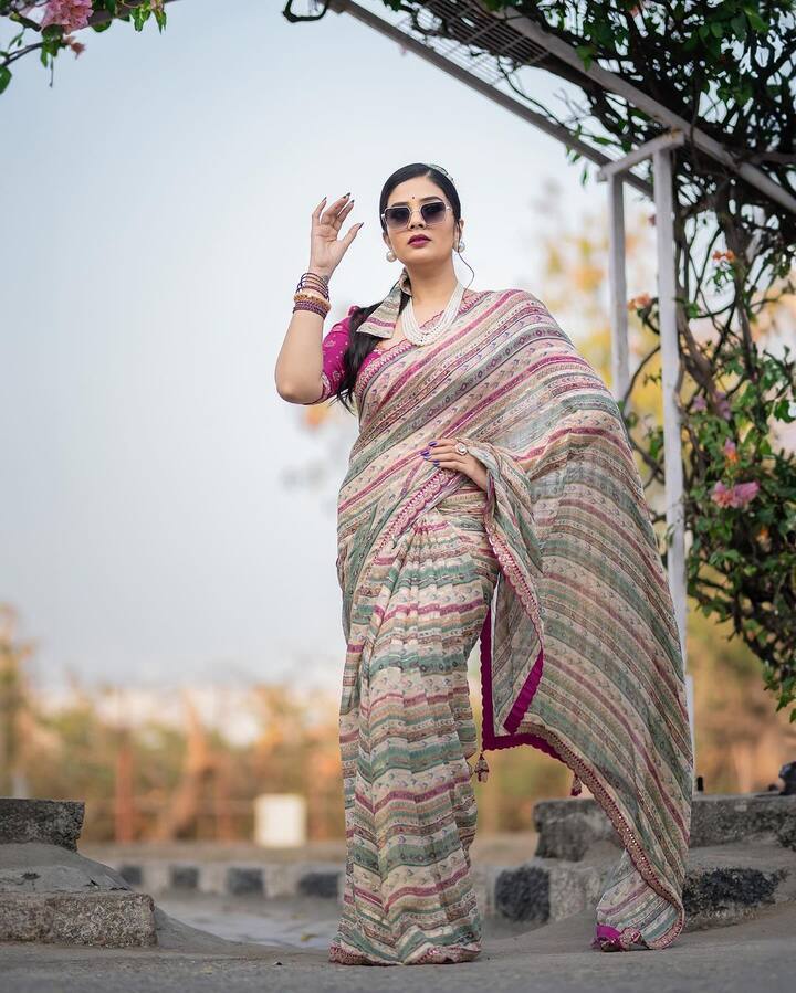 యాంకర్ శ్రీముఖి మరోసారి ఇన్​స్టాగ్రామ్​లో అదిరే ఫోటోలు షేర్ చేసింది. ఈసారి రెట్రో లుక్​లో అభిమానులను ఆకట్టుకుంది. సూపర్ సింగర్​ థీమ్​లో భాగంగా ఈ లుక్​లో కనిపించింది శ్రీముఖి.(Images Source : Instagram/sreemukhi)