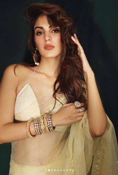 ਰੀਆ ਚੱਕਰਵਰਤੀ ਨੇ ਇੰਸਟਾ 'ਤੇ ਲੈਮਨ ਕਲਰ ਦੀ ਸਾੜੀ 'ਚ ਫੋਟੋ ਸ਼ੇਅਰ ਕਰਕੇ ਸੋਸ਼ਲ ਮੀਡੀਆ ਦਾ ਤਾਪਮਾਨ ਵਧਾ ਦਿੱਤਾ ਹੈ। ਫੈਨਜ਼ ਉਸ ਦੇ ਲੁੱਕ ਨੂੰ ਕਾਫੀ ਪਸੰਦ ਕਰ ਰਹੇ ਹਨ।