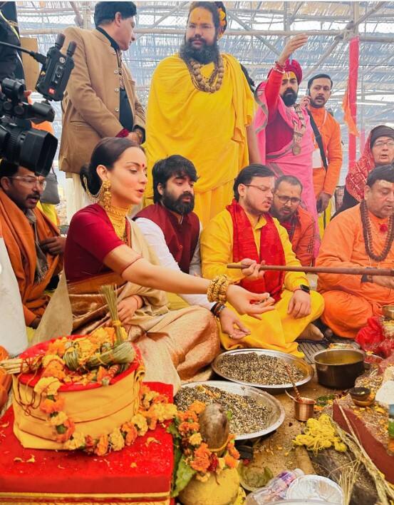 वहीं भगवान के दर्शन करने के बाद कंगना ने झाड़ू भी लगाई. एक्ट्रेस अयोध्या से लगातार तस्वीरें शेयर कर रही हैं. वहीं मंदिर की सफाई करने के बाद कंगना काफी खुश नजर आईं.