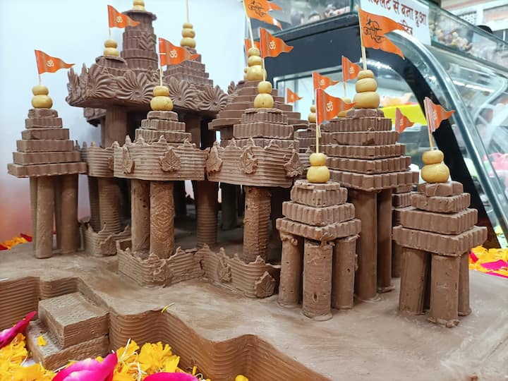 या चॉकलेट केक मंदिराला तब्बल 6 कारागिरांनी चार दिवसात बनविले आहे.