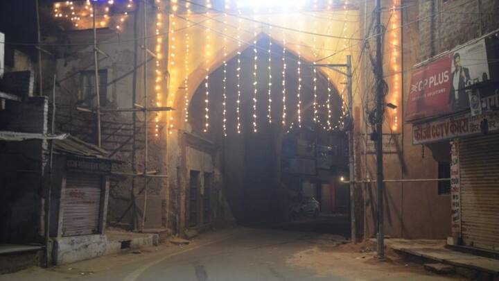 मुख्य कार्यक्रम का लाइव प्रसारण देवस्थान विभाग द्वारा किला स्थित बांके बिहारी मंदिर और नगर निगम द्वारा शहर के बीच लक्ष्मण मंदिर में की जाएगी, जहां आमजन समारोह का सीधा प्रसारण देख सकेंगे.