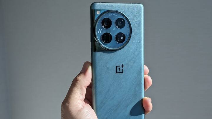 OnePlus 12 में 6.82 इंच की QHD+ 2K OLED हो सकती है, जबकि OnePlus 12R में 6.82 इंच की FHD+ OLED डिस्प्ले दी जा सकती है. दोनों फोन के डिस्प्ले का रिफ्रेश रेट 120Hz होगा. वनप्लस 12 का टॉप वेरिएंट 24GB RAM और 1TB स्टोरेज के साथ आता है.