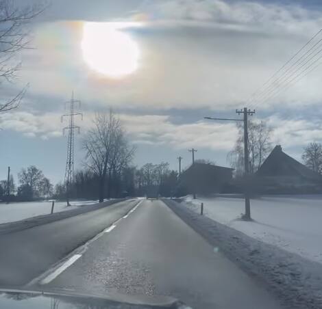 பனிகள் சூழ்ந்த மலைப்பகுதிக்கு சுற்றுலா சென்றுள்ளார் பிரியா..