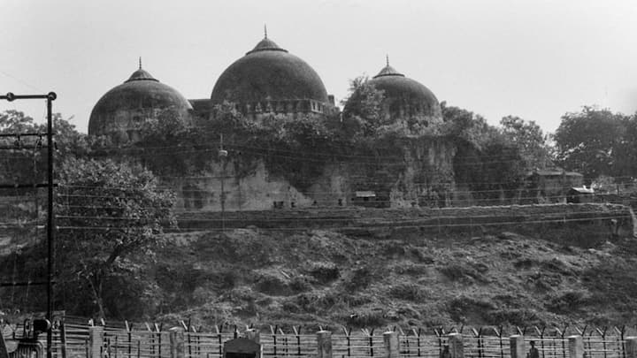 1528-29: अयोध्या में बाबरी मस्जिद बनाई गई. इसे लेकर कहा गया है कि मस्जिद का निर्माण उस जगह पर हुआ है, जहां भगवान राम का जन्म स्थान रहा है. 1526 में भारत आने वाले बाबर ने अपने सेनापति मीर बाकी को आदेश देकर यहां मस्जिद बनवाई थी. इस मस्जिद को बाबरी मस्जिद कहा गया.