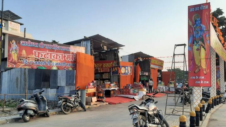 Indore Market Massive Purchase Saffron Clothes and Firecrackers Ayodhya Ram Mandir Inauguration ann Ram Mandir Opening: रामलला की प्राण प्रतिष्ठा को लेकर इंदौर पर चढ़ा केसरिया रंग, भगवा कपड़ों और पटाखों की बढ़ी खरीदारी
