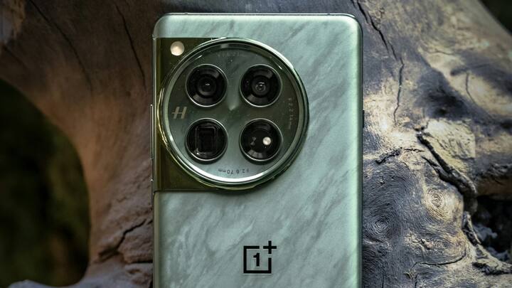 OnePlus 12 के पिछले हिस्से में एक शानदार डिजाइन और कलर समेत OIS फीचर के साथ 50MP+64MP+48MP का कैमरा सेटअप मौजूद है. वहीं, इस फोन के अगले हिस्से में 32MP का सेल्फी कैमरा दिया गया है. वहीं, OnePlus 12R में कंपनी ने 50MP+8MP+2MP का रियर कैमरा सेटअप, और 16MP का फ्रंट कैमरा दिया है.