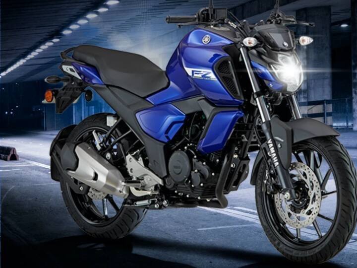 ત્રીજા નંબર પર Yamaha FZ S FI બાઇકનું નામ છે, જેમાંથી 45 કિલોમીટર પ્રતિ લિટર સુધીની માઇલેજ મેળવી શકાય છે. આ બાઇકને ઘરે લાવવા માટે તમારે 1.22 લાખ રૂપિયાની એક્સ-શોરૂમ કિંમત ચૂકવવી પડશે.