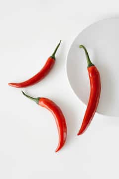green and red chilies : हिरवी की लाल; कोणती मिरची जेवणात वापरावी?