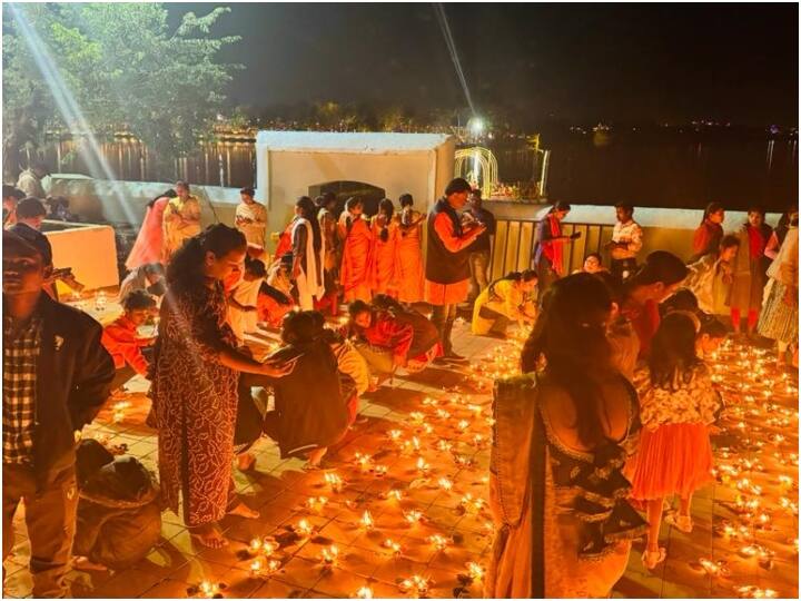 गुजरात से मंगाए गए फ्लोटिंग जेट्टी में मानस गान किया गया. जिला प्रशासन ने दलपत सागर में ढाई लाख दीए जलाने का लक्ष्य रखा था लेकिन उससे ज्यादा दीए जलाए गए.