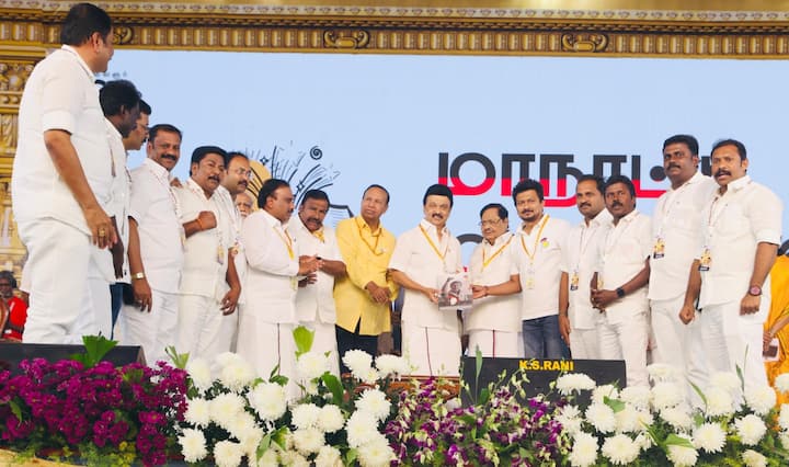 இந்நிகழ்வில் திமுக இளைஞரணி மாநாட்டு மலர் வெளியிடப்பட்டது