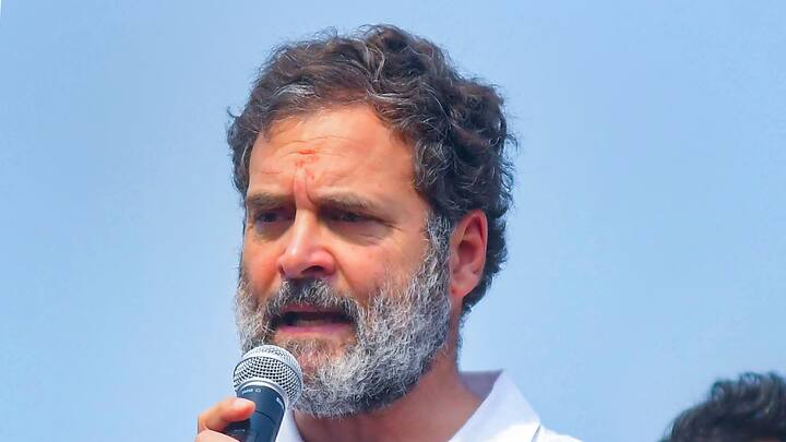 कांग्रेस नेता राहुल गांधी इन दिनों अपनी पार्टी की 'भारत जोड़ो न्याय यात्रा' में व्यस्त हैं. हाल में राम मंदिर जाने को लेकर सवाल पूछे जाने पर उन्होंने मीडिया से कहा था कि आरएसएस और बीजेपी ने 22 जनवरी के कार्यक्रम को पूरी तरह से राजनीतिक और 'नरेंद्र मोदी फंक्शन' बना दिया है. उन्होंने कहा था, ''हम सभी धर्मों के साथ हैं. हिंदू धर्म से जुड़े सबसे प्रमुख लोगों (शंकराचार्य) ने भी अपने विचार प्रकट किए हैं कि यह एक राजनीति कार्यक्रम है. इसलिए हमारे लिए ऐसे किसी कार्यक्रम में जाना बहुत मुश्किल है जिसे प्रधानमंत्री और संघ के इर्द-गिर्द तैयार किया गया है.''