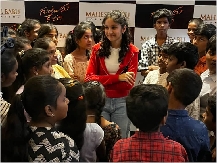 Sitara Ghattamaneni hosted Guntur Kaaram special screening for orphan kids Sitara Ghattamaneni: సితార గొప్ప మనసు - అనాథల కోసం 'గుంటూరు కారం' స్పెషల్ షో