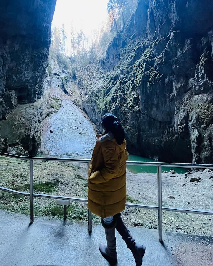 செய்தி வாசிப்பாளராக இருந்து சின்னத்திரையில் நுழைந்து கிடைத்த வாய்ப்பை பயன்படுத்திகொண்டவர் பிரியா பவானி ஷங்கர்.