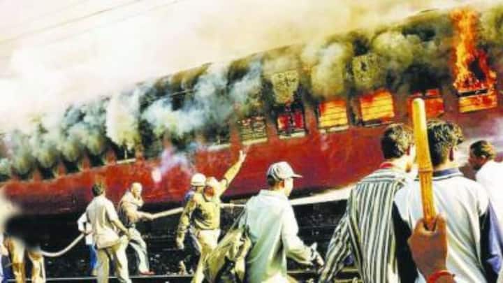 2002: इस साल फरवरी में हिंदू कार्यकर्ता ट्रेन से गोधरा लौट रहे थे, जिस पर हमला हुआ और 58 लोगों की मौत हो गई. 15 मार्च को विश्व हिंदू परिषद की तरफ से मंदिर निर्माण का ऐलान किया गया. इसके तहत सैकड़ों हिंदू कार्यकर्ताओं की भीड़ अयोध्या में जमा हो गई.